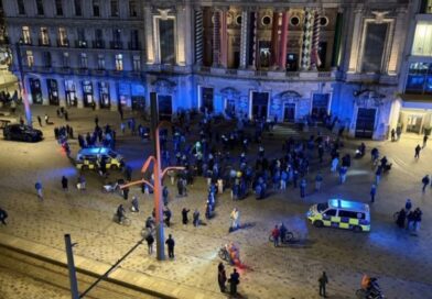 Σύνοψη:  Σε διαμαρτυρία υπέρ των Κούρδων στην Αμβέρσα, έξι άνθρωποι τραυματίστηκαν από επίθεση με μαχαίρι. Δύο από αυτούς είναι σε κρίσιμη κατάσταση. Τέσσερις ύποπτοι συνελήφθησαν.