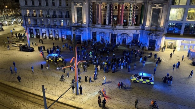 Σύνοψη:  Σε διαμαρτυρία υπέρ των Κούρδων στην Αμβέρσα, έξι άνθρωποι τραυματίστηκαν από επίθεση με μαχαίρι. Δύο από αυτούς είναι σε κρίσιμη κατάσταση. Τέσσερις ύποπτοι συνελήφθησαν.