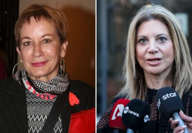 Η Λένα Διβάνη, ακαδημαϊκός και συγγραφέας, σχολίασε με σάτιρα τις δηλώσεις της Μαρίας Καρυστιανού για τις αμβλώσεις. Σε ανάρτηση που δημοσίευσε στα social media η κυρία Διβάνη απηύθυνε ευθείς λόγια στην κυρία Καρυστιανού, αναφέροντας πως «πριν καλά καλά βγείτε στο κλαρί τα χρησιμοποιήσατε όλα τα μισόλογα, τα επαμφοτερίζοντα, τις ημιδιαψεύσεις, την καλοσυνάτη δημοκρατική βιτρίνα που καλύπτει ακροδεξιές ιδέες».